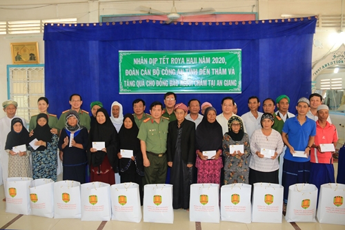 Công an tỉnh An Giang thăm, tặng quà đồng bào Chăm nhân dịp Tết Roya Haji năm 2020

